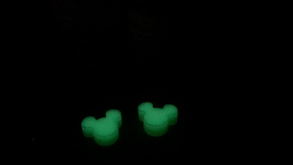 Resin Casting How to Make Mickey Mouse Ears_pour resin-glow