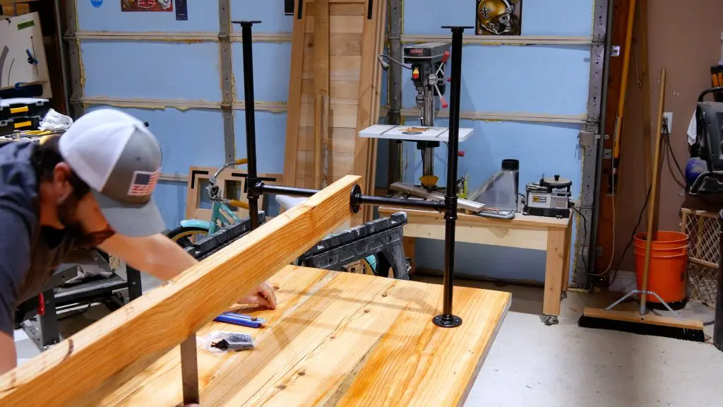 how to make a rustic table with epoxy resin - black pipe table base center