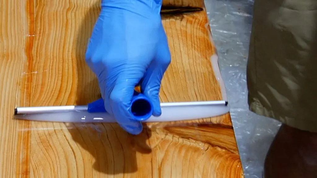 how to make a rustic table with epoxy resin - rubber squeegee cover table sides