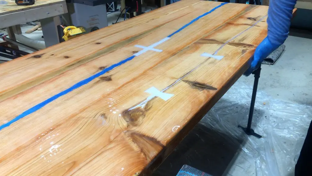 how to make a rustic table with epoxy resin - flood coat wipe sides