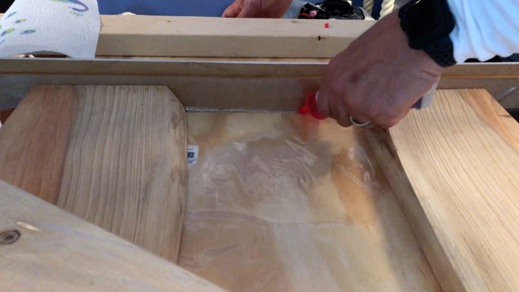seal an epoxy resin mold with silicone caulk