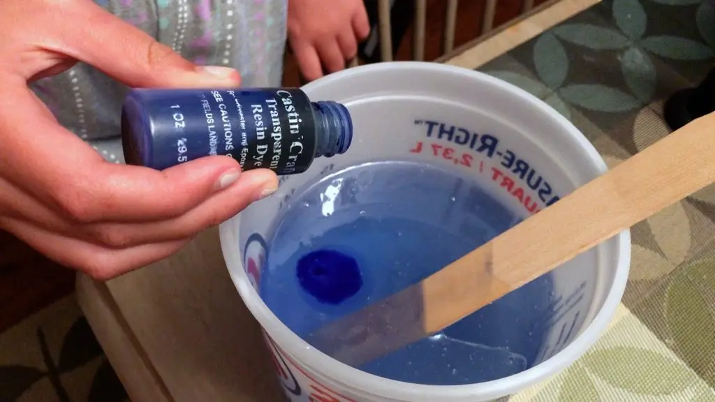 Adding blue transparent resin dye