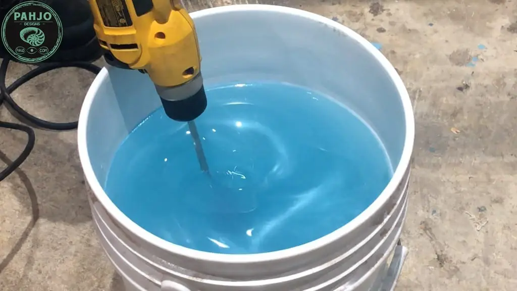 mixing epoxy resin and pigment powder