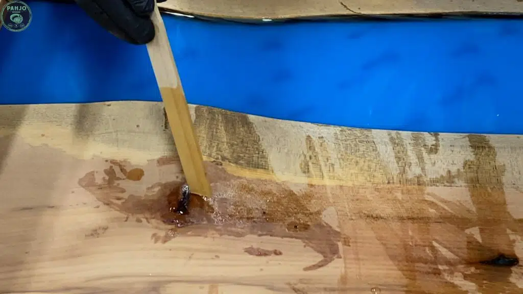 fill wood knots with clear resin